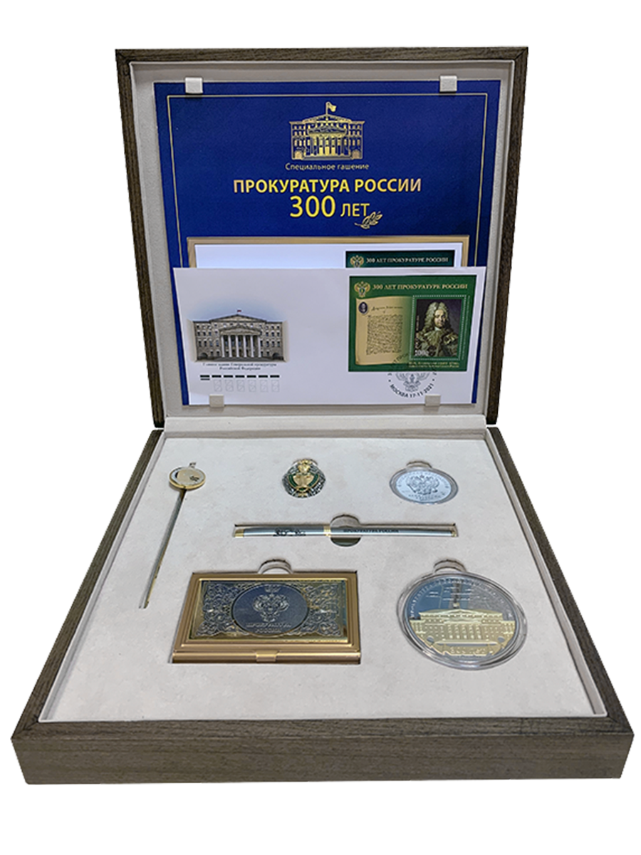 Сувенирный набор с юбилейной маркой в подарочном футляре.